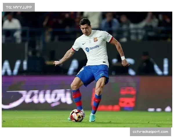 巴萨2-2绝平皇马,莱万补时点射救主,双方分差维持4分